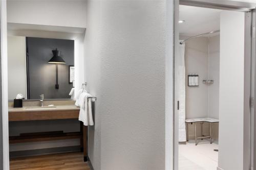 حياة بليس أورلاندو آيربورت في أورلاندو: حمام مع حوض ومرآة