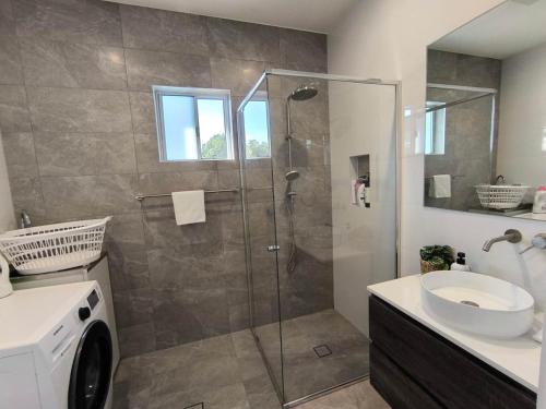 Ένα μπάνιο στο Hidden 2 Bedroom Getaway in Kingsgrove