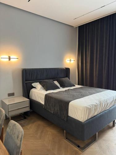una camera da letto con un letto grande e una sedia di Sea breeze a Nardaran
