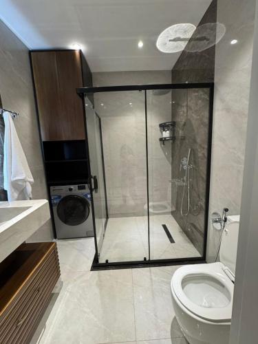 un bagno con doccia e WC di Sea breeze a Nardaran