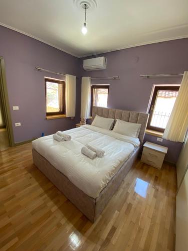 Ένα ή περισσότερα κρεβάτια σε δωμάτιο στο Villa Luarasi