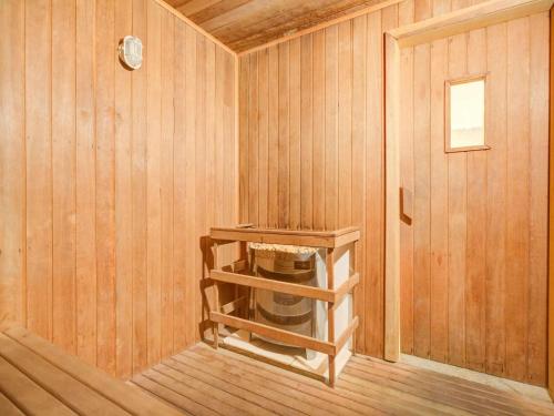 a corner of a sauna with a wooden wall at Mercure Rio de Janeiro Barra da Tijuca in Rio de Janeiro