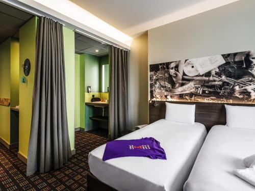 a hotel room with two beds in a room at Greet Hotel Lyon Confluence in Lyon