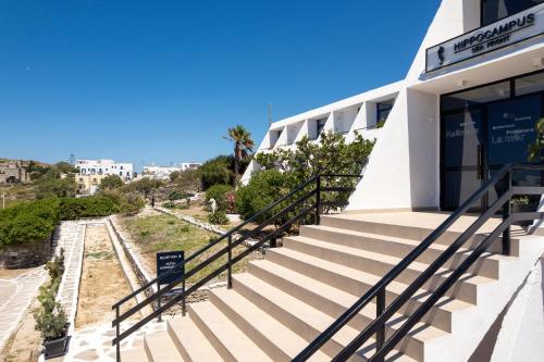 ナウサにあるHippocampus Hotelの建物外階段