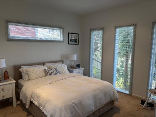 Postel nebo postele na pokoji v ubytování Rye Beach Tree Tops