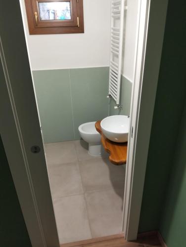 a bathroom with a toilet and a sink at Casale Agrifoglio - Monterchi in Monterchi