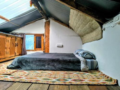 Postel nebo postele na pokoji v ubytování Entire Tiny Home near Naggar Manali