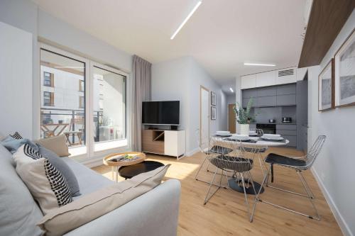 Modern Apartment with Air Conditioning and Parking Near the PGE Stadium in Warsaw by Noclegi Renters