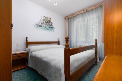 a bedroom with two beds and a window at Apartaman Goga in Lokve