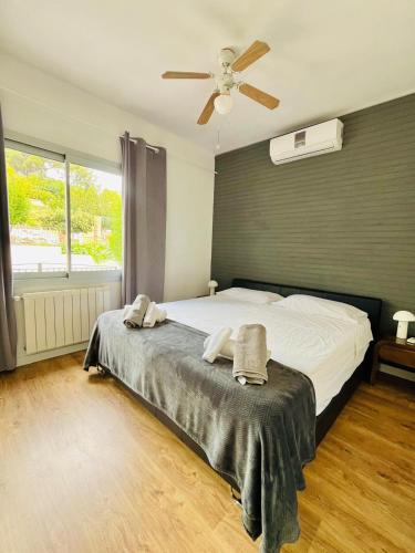 OlivellaにあるVilla Wanderlust Sitges Hills Exclusive pool only familiesのベッドと天井扇風機のある寝室