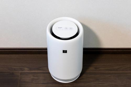 a white hair dryer sitting on a wooden floor at Amp Flat ノワール呉服 in Fukuoka