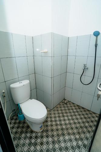 a bathroom with a toilet and a shower at Hotel Andalusia Darunnajah 3 in Pabuwaran 3
