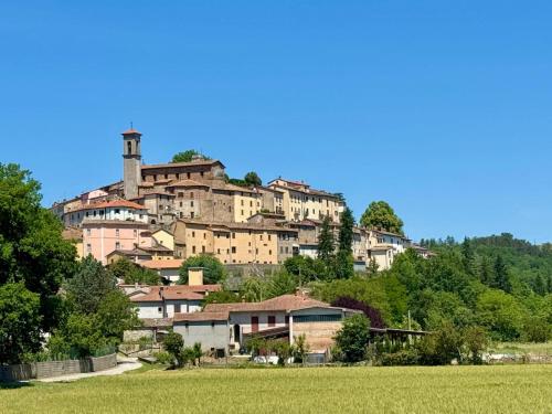 a town on top of a hill with houses at Casale Agrifoglio - Monterchi in Monterchi