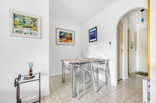 a kitchen with a table and stools in a room at Appartement bord de bassin in Andernos-les-Bains