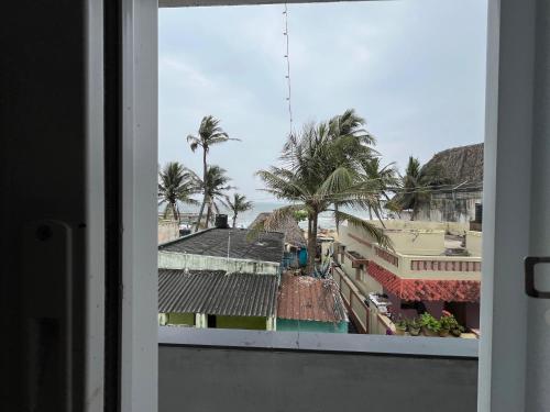 马哈巴利普拉姆MK Beach day的从窗户看到的城市景色