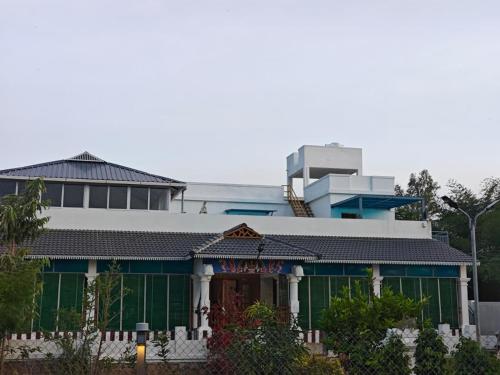 Το κτήριο όπου στεγάζεται  το δωμάτιο σε οικογενειακή κατοικία