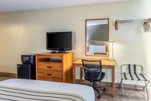 Μια τηλεόραση ή/και κέντρο ψυχαγωγίας στο Econo Lodge Ithaca Airport