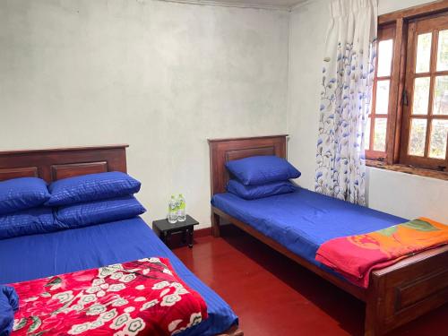 En eller flere senge i et værelse på Liptora Homestay