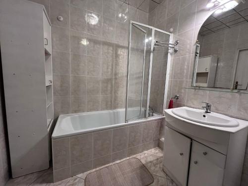 Ванная комната в Rooms in WOLA near Rondo ONZ i Daszyńskiego