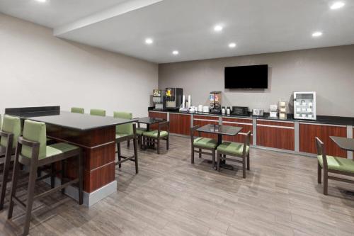 Et tv og/eller underholdning på Super 8 by Wyndham San Antonio/Alamodome Area