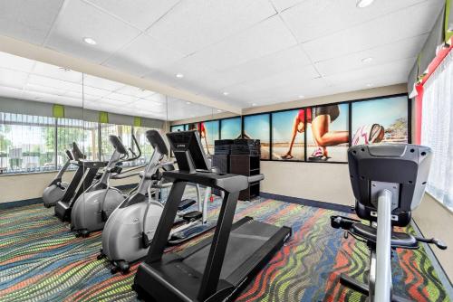 Fitness centrum a/nebo fitness zařízení v ubytování Days Inn & Suites by Wyndham Fort Myers Near JetBlue Park