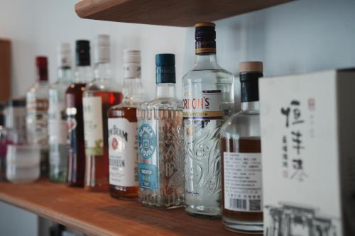 蘇州市にあるXingLe All-inclusive Suzhou Courtyard Houseの棚に座る一本の酒