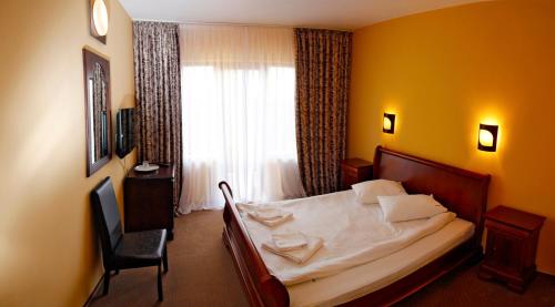 a hotel room with a bed and a window at Haus am Berg in Vartop