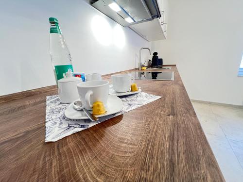 a kitchen with two cups and plates on a counter at W&D Living-Kunstvoll-Gespannparkplatz & Terrasse in Celle