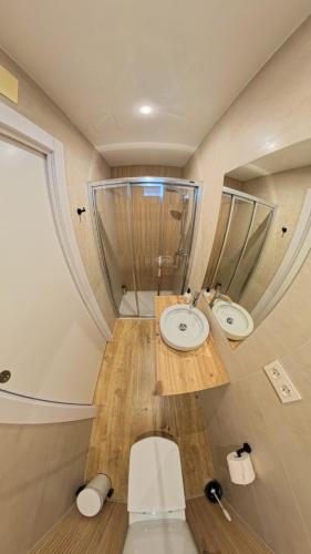 a small bathroom with two sinks and a toilet at Mirasierra in Mancha Real