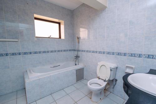 Un baño de Altis Apartments