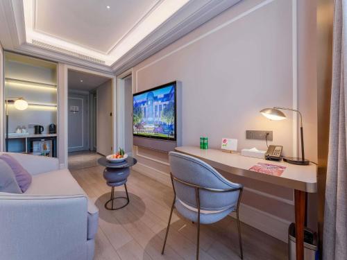 Mercure Shenzhen Nanshanにあるテレビまたはエンターテインメントセンター