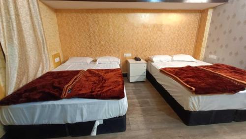 Ένα ή περισσότερα κρεβάτια σε δωμάτιο στο Family Hotel -1 Min Walk in Nizamuddin Railway Station