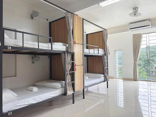 Katil atau katil-katil dalam bilik di RAW Hostel - Ha Giang Loop Tour & Motorbikes Rental
