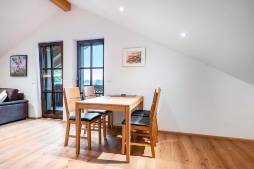 a dining room with a table and chairs at Wohnung Staufenblick in Freilassing