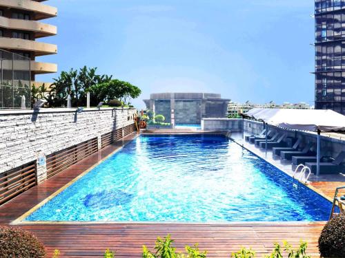 a large swimming pool on top of a building at Pullman Foshan Shunde-Canton Fair Shuttle Bus at Extra RMB100 per Person Daily in Shunde