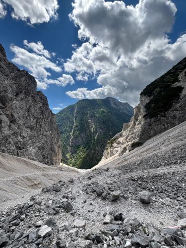 a view of a dirt road in a mountain valley at Ferienwohnung Familiengarten in Volders
