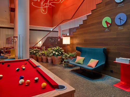 Biliár nebo kulečník v ubytování 25hours Hotel Zürich West