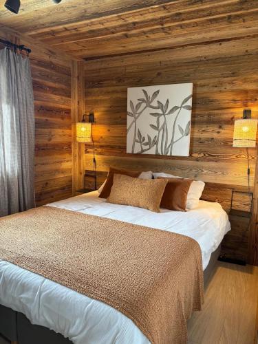 a bedroom with a bed in a wooden wall at Silverfox - 6 pers - belle vue in Plan Fey