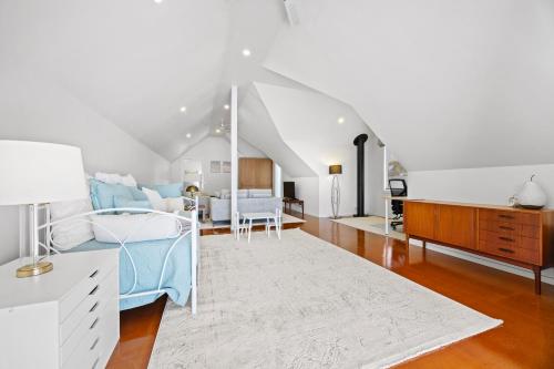 Ένα ή περισσότερα κρεβάτια σε δωμάτιο στο Horizon Loft by Ready Set Stay