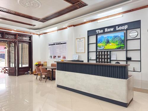 Televisyen dan/atau pusat hiburan di RAW Hostel - Ha Giang Loop Tour & Motorbikes Rental