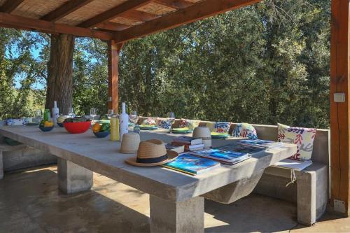 a picnic table with a hat on top of it at Villa Jeanne in Linguizzetta