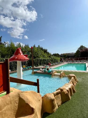 Swimmingpoolen hos eller tæt på GlampChalet 5 Persone Pool&Parking-Pietra Ligure