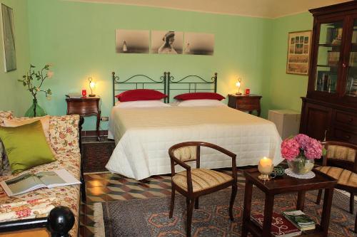 - une chambre avec un lit et un canapé dans l'établissement B&B Le Lune, à Roppolo