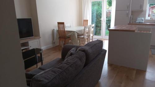 Η κουζίνα ή μικρή κουζίνα στο Solihull home