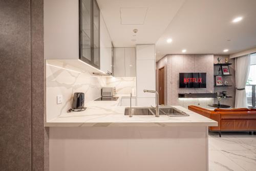 Kuchyň nebo kuchyňský kout v ubytování Metropole Condo City Central Sy's Home