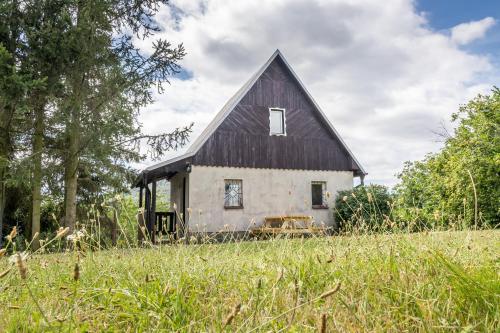 Chata obklopena přírodou