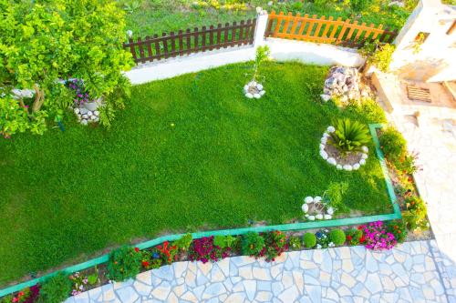 an overhead view of a garden with plants and flowers at Villa Ikaros in Ammoudia