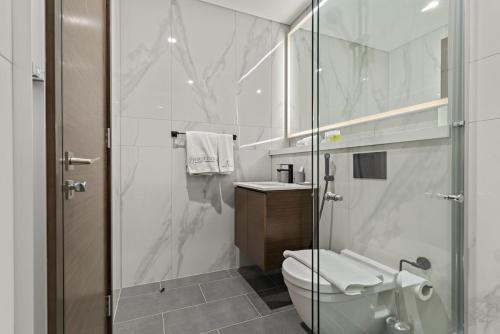 Et bad på FIRST CLASS 3BR Luxury Meets Tranquility