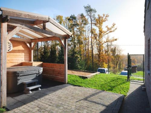 MoresséeにあるElegant Retreat, Somme-Leuzeの木製のパーゴラ(庭のグリル付)