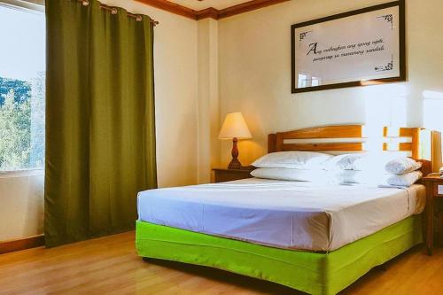 Cama o camas de una habitación en Ridgewood Hotel Baguio near The Mansion